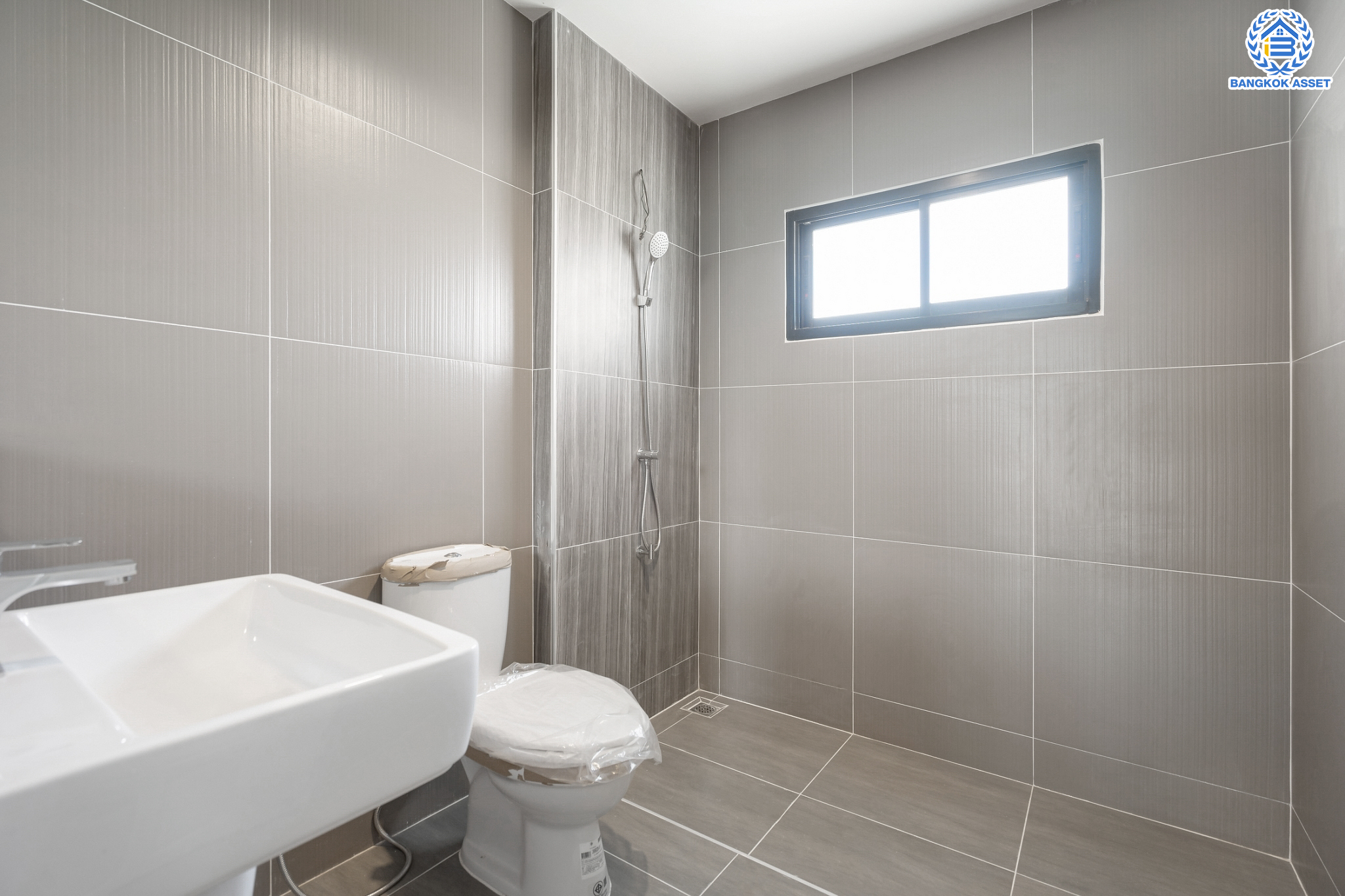 บ้านมือสองตกแต่งใหม่ หลังใหญ่พร้อมเข้าอยู่ ม.เมืองดี พุทธมณฑลสาย 2 เนื้อที่ 63.5 ตร.ว. ฟังก์ชันจัดเต็ม 3 ห้องนอน 2 ห้องน้ำ จอดรถได้ถึง 2 คัน บนทำเลใกล้ทางคู่ขนานลอยฟ้าบรมราชชนนี และเซ็นทรัลปิ่นเกล้า